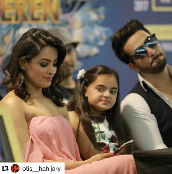 रूहानिका 12 साल की उम्र में ही 3 भाषाएं बोलना जानती हैं। वो हिंदी और अंग्रेजी बोलना वैसे भी जानती थीं लेकिन 2014 में सनी देओल से उन्होंनें पंजाबी भी सीख ली।