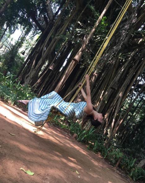 मौनी रॉय ने अपनी एक और फोटो पोस्ट की है जिसमें वो एक हल्की धूप में एक झूले पर मस्ती करती हुई दिख रही हैं। इस फोटो के साथ उन्होंनें कैप्शन दिया है "इट वाज माई ब्यूटिफुल डे"।