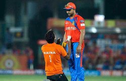 IPL के मैच में सुरेश रैना से मिलने पहुंच गया ‘रैना’, मैदान पर पहुंच छूए पांव और मांगने लगा ऑटोग्राफ