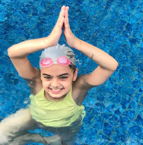 रूहानिका ये हैं मोहब्बतें में काम करने के दौरान ही सलमान खान की मशहूर फिल्म जय हो में भी दिखीं थीं। रूहानिका दर्शकों के साथ तमाम टीवी स्टार्स और बॉलीवुड अभिनेताओं के बीच भी लोकप्रिय हैं।