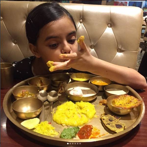 इस तस्वीर से लगता है कि रूही खाने की खूब शौकीन हैं।