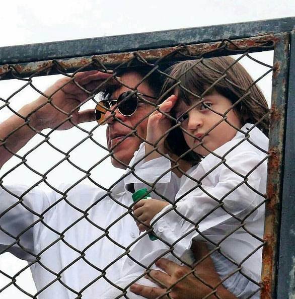 ये देखिए किस तरह पापा का स्टाइल कॉपी करते हैं लिटिल अबराम।