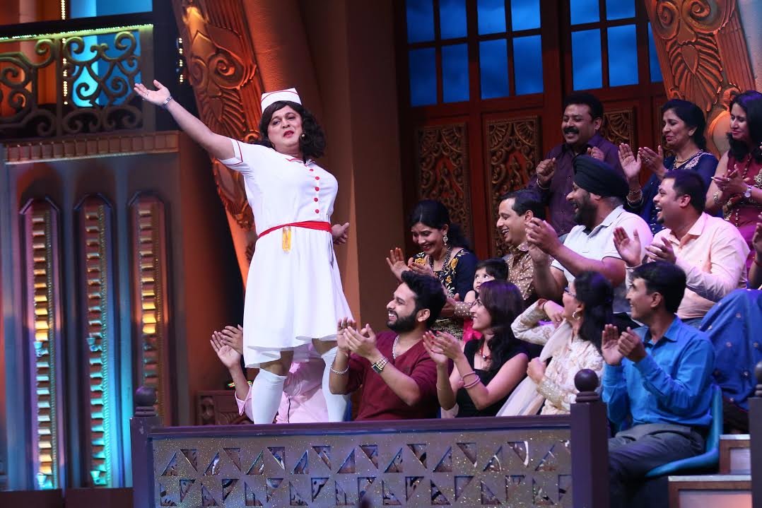 नर्स बनकर दर्शकों के बीच जाते अली असगर। बता दें कि सुनील ग्रोवर और कपिल शर्मा के विवाद के बाद से अली असगर, चंदन प्रभाकर और सुगंधा मिश्रा ने कपिल शर्मा शो से दूरी बना ली थी।