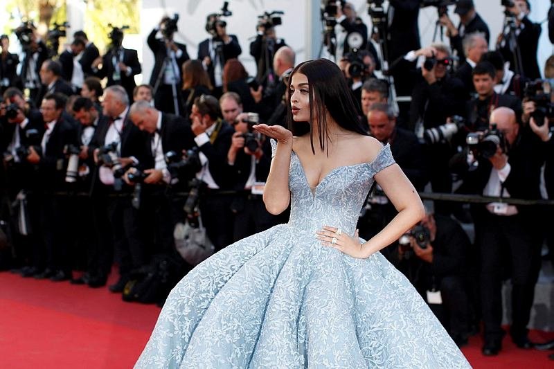 ऐश्वर्या फोटोग्राफर्स को पोज देती हुई।