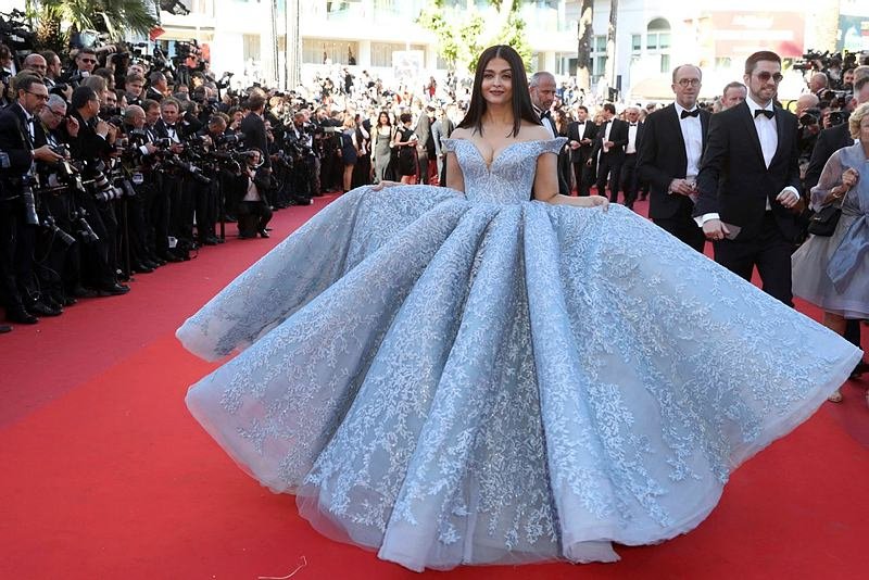 ऐश्‍वर्या ने अपने इस पहले दिन के लिए डिजाइनर माइकल सिन्‍को के डिजाइनर ब्‍लू कलर के ब्रोकेड बॉल गाउन को चुना। ऐश्वर्या इससमे बेहद सुंदर नजर आ रही थी।