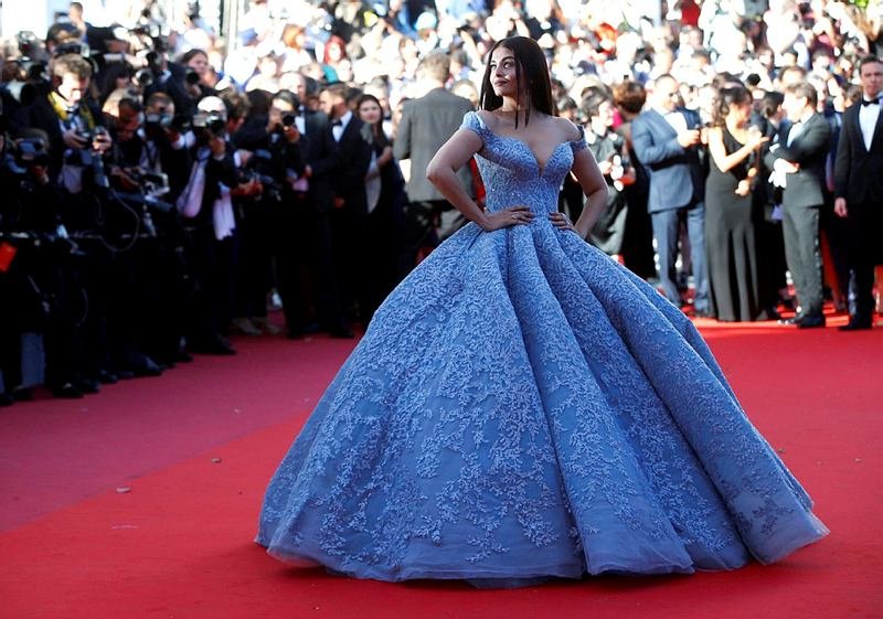 ऐश्‍वर्या ने अपने इस पहले दिन के लिए डिजाइनर माइकल सिन्‍को के डिजाइनर ब्‍लू कलर के ब्रोकेड बॉल गाउन को चुना। ऐश्वर्या इससमे बेहद सुंदर नजर आ रही थी।