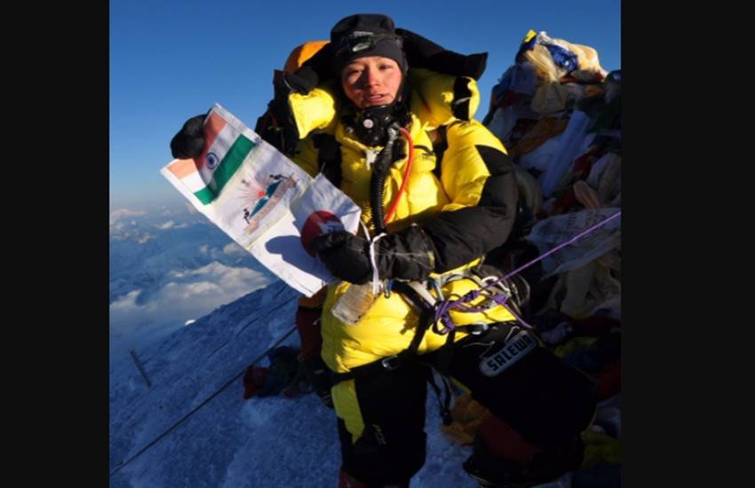 भारत की महिला पर्वतारोही अंशु ने रविवार सुबह 7.45 पर माउंट एवरेस्ट की चढ़ाई पूरी कर तिरंगा लहराया (Image Source: AIR)