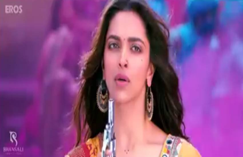 दीपिका पादुकोण को हाईनेक ड्रेस पहनना पसंद। वह इस स्टाइल में बेहद क्लासी लगते हैं।