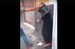 वीडियो: बुरका पहनकर बाहर निकली थी लड़की, 20-25 लड़कों ने घेरकर किया ऐसा सुलूक