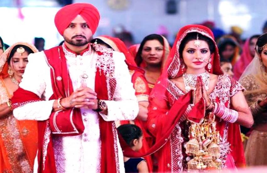 हरभजन सिंह और गीता बसरा की शादी: ढ़ेर सारी अफवाहों और बेहूदा चर्चाओं को दरकिनार करते हुए हरभजन सिंह ने लंबे समय तक उनकी गर्लफ्रेंड रही गीता बसरा से 29 अक्टूबर 2015 को जालंधर में शादी कर ली। गीमा बसरा ने साल 2006 में इमरान हाशमी स्टारर फिल्म 'दिल दिया है' से अपने बॉलीवुड करियर की शुरुआत की थी। (Photo: Instagram)