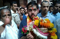 IPL ट्रॉफी को मिला भगवान गणेश का आशीर्वाद, खुद सिद्धिविनायक मंदिर लेकर गए अनंत अंबानी