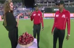 VIDEO: IPL मैच से पहले मॉडल ने अंपायरों से किया मजाक, सुनील नारायण भी रह गए भौचक्‍के