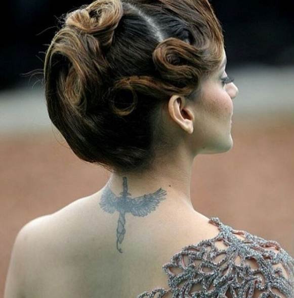 बॉलीवुड की क्वीन कंगना रनौत को टैटू करवाने का शौक है। उन्होंने एक टैटू अपनी गरदन के पीछे और एक अपनी एड़ी के पास बनवाया है।