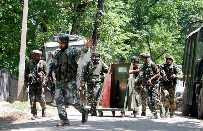 Pakistan Army, infiltration, Army foils infiltration bid, Pakistani Firing, Porters, Indian porters, terrorist, Sabzar Bhat, Hindi news