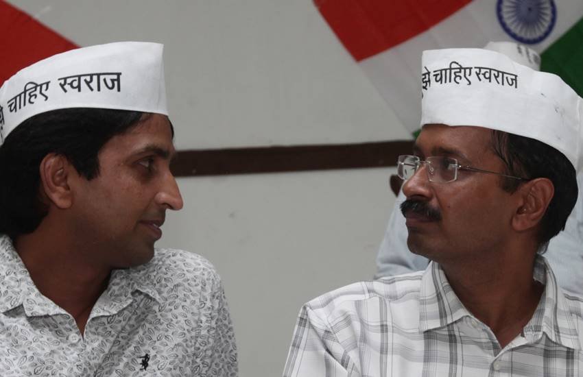 आम आदमी पार्टी नेता कुमार विश्‍वास पार्टी प्रमुख और दिल्‍ली के मुख्‍यमंत्री अरि‍विंद केजरीवाल के साथ। (Source: Express Archive)