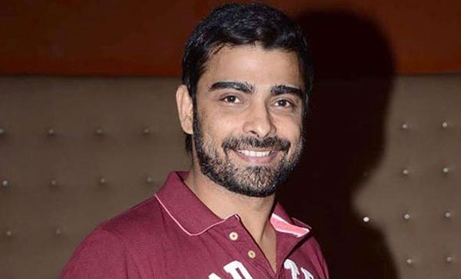 छोटे पर्दे पर कुसुम, यहां मैं घर घर खेली जैसे पॉपुलर शो में काम कर चुके अबीर गोस्वामी साल 2013 में दिल के दौरे की वजह से इस दुनिया से चले गए। एंटरटेनमेंट इंडस्ट्री में उनका अच्छा भविष्य हो सकता था लेकिन असमय मौत ने सब कुछ छीन लिया।