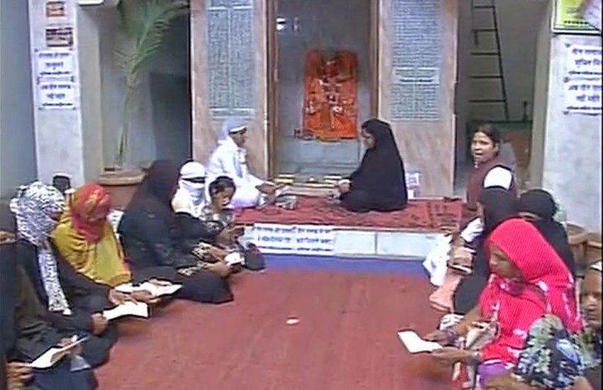 बनारस के मंदिर में हनुमान चालीसा का पाठ करती मुस्लिम महिलाएं। (फोटो-ANI) बनारस के मंदिर में हनुमान चालीसा का पाठ करती मुस्लिम महिलाएं। (फोटो-ANI)