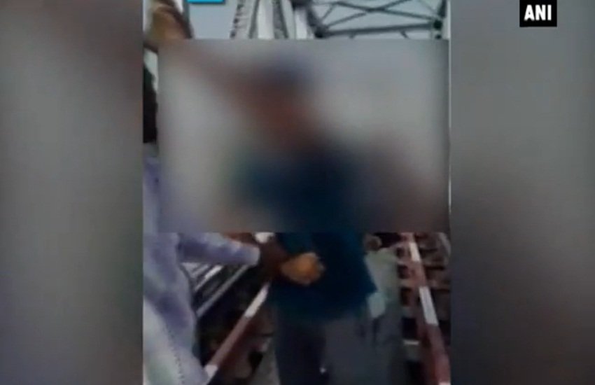 वीडियो में साफ पता चल रहा है कि इस दौरान छात्रा अपने साथी के पीछे छिपने का प्रयास कर रही है। (ANI) वीडियो में साफ पता चल रहा है कि इस दौरान छात्रा अपने साथी के पीछे छिपने का प्रयास कर रही है। (ANI)