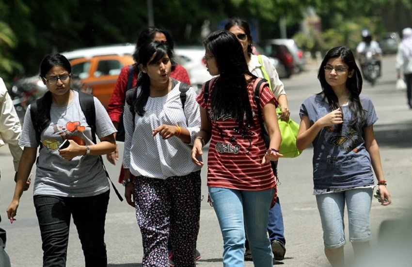 नकल की बढ़ती शिकायतों को देखते हुए सीबीएसई ने काफी सख्त गाइडलाइंस जारी की थीं।