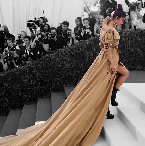 ग्लोबल स्टार प्रियंका चोपड़ा को जूते खरीदने का बेहद शौक है। वह अलग-अलग ब्रांड्स के जूते खरीदती हैं। उनके पास हर तरह के डिजाइन और पैटर्न के जूतों की एक अच्छी खासी कलेक्शन है।