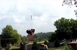 …जब बिजली के तारों में अटक गया महिला का पैराशूट, देखिए खौफनाक वीडियो