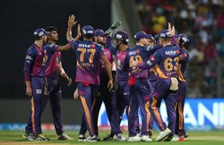 IPL-10: धोनी की बल्लेबाजी और सुंदर की दमदार गेंदबाजी के दम पर MI को हराकर फाइनल में पहुंचा RPS