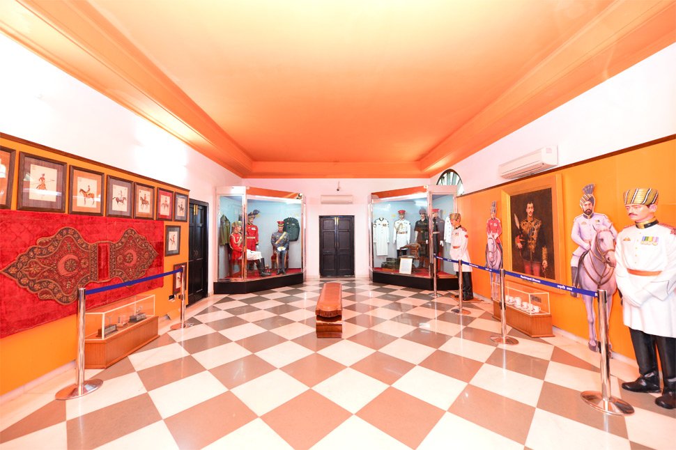 राष्ट्रपति चुनाव में बैलट व्यवस्था के बजाय खास तरीके से मतदान होता है, जिसे सिंगल ट्रांसफरेबल वोट सिस्टम कहा जाता है। सरल शब्दों में समझें तो एक मतदाता एक ही मत दे सकता है, लेकिन वह कई उम्मीदवारों में प्राथमिकता बताता है। मसलन मान लें कि पांच उम्मीदवार हैं, तो मतदाता उनमें अपनी प्राथमिकता के हिसाब से बताएगा कि कौन उसकी पहली पसंद है और कौन आखिरी। अगर पहली पसंद वाले मत से विजेता तय नहीं हो पाता, तो मतदाता की दूसरी पसंद को नए सिंगल वोट के रूप में ट्रांसफर कर दिया जाता है। (फोटो सोर्सः राष्ट्रपति भवन सचिवालय)