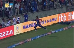 VIDEO: आपने शायद ही कभी देखी हो ऐसी फील्डिंग, जब हर किसी ने दांतों तले दबा ली थी उंगलियां