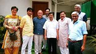 Sanjay singh, Sanjay singh tweet, Sanjay singh photo, AAP, Aam Aadmi Party, AAP Meeting, Kumar Vishwas, Arvind Kejriwal, Kumar Vishwas, Ashutosh, Manish Sisodia, Gopal Rai, AAP Controversy, Viral Photo, BJP, AAP divided, Delhi News, AAP News