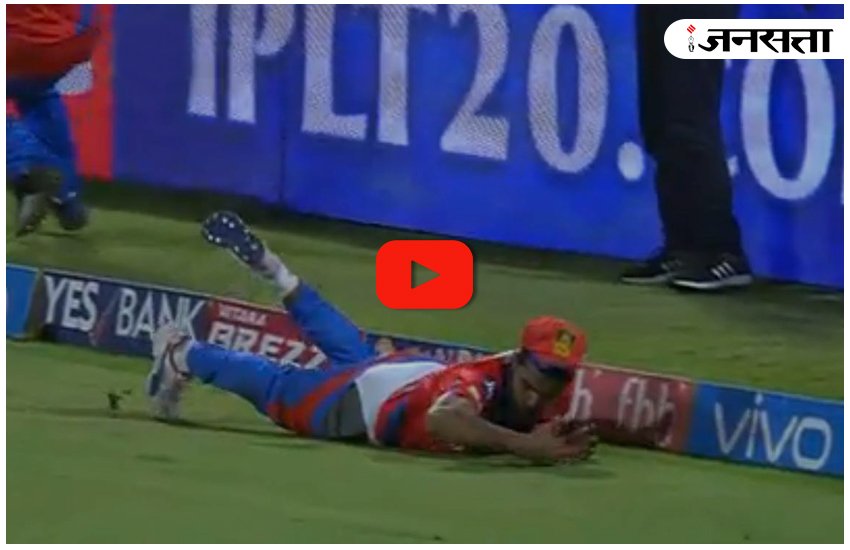 राइजिंग पुणे सुपरजायंट के खिलाफ मैच के दौरान गेंद पर झपटते रवींद्र जडेजा।