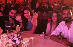 IPL से RCB का पत्‍ता कटने के बाद भी विराट कोहली का जलवा कायम, पार्टी में अनुष्‍का के साथ पहुंचे