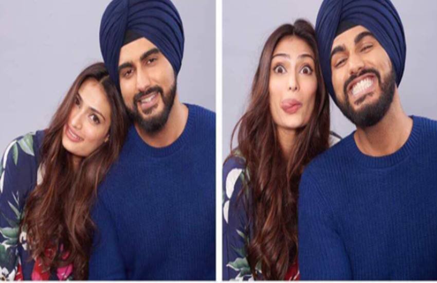 इनकी लेटेस्ट तस्वीर में दोनों के बीच काफी अच्छी केमिस्ट्री नजर आ रही है। इनकी लेटेस्ट तस्वीर में दोनों के बीच काफी अच्छी केमिस्ट्री नजर आ रही है।