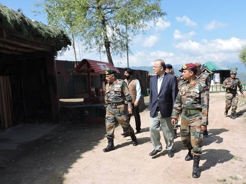 अरुण जेटली ने जवानों के कैंप का भी भ्रमण किया। (Agency)