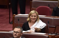 नवजात बेटी को संसद में स्‍तनपान करा इस सांसद ने रचा इतिहास, मां बनने के 10 हफ्ते बाद ही काम पर लौटीं