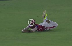 IPL 2017 Video: अक्षर पटेल ने लपका रॉबिन उथप्‍पा का अविश्‍वसनीय कैच, कमेंटेटर्स बोले- IPL के बेस्‍ट में से एक
