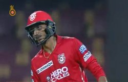 वीडियो: अक्षर पटेल ने इस ओवर में बनाए 19 रन और पलट गया मैच का पासा