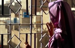 राह चलते KISS किया तो पंचायत ने ‘आशिक’ पर लगाया 20 हजार का फाइन, पैसे के बजाए शादी पर अड़ी लड़की