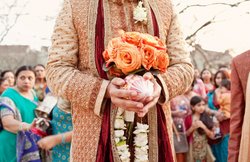 दोस्त के कंधे पर चढ़कर नाच रहे दूल्हे की अचानक ऐसे हुई मौत, देखिए वीडियो