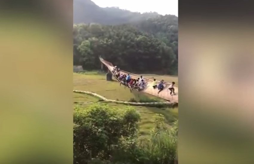 लकड़ी के पुल पर फंसे लोग। (Source: Youtube Video Grab) लकड़ी के पुल पर फंसे लोग। (Source: Youtube Video Grab)