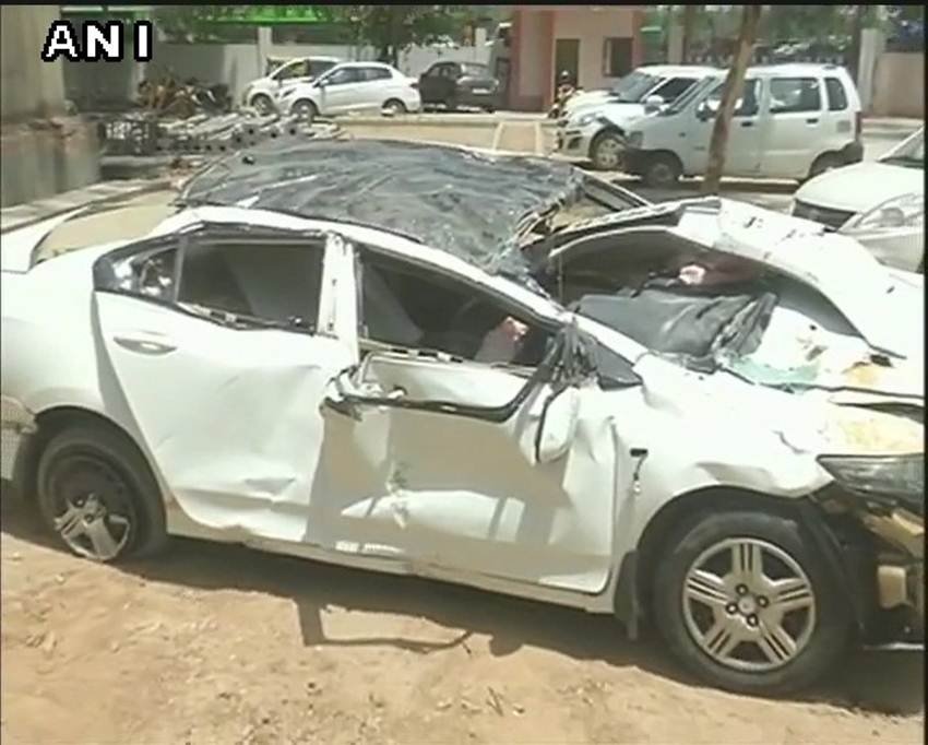 राष्ट्रीय राजधानी दिल्ली में सोमवार सुबह एक कार फ्लाईओवर से नीचे गिर गई। राष्ट्रीय राजधानी दिल्ली में सोमवार सुबह एक कार फ्लाईओवर से नीचे गिर गई।