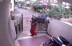 VIDEO: घर के बाहर निकली बच्ची के ऊपर से चली गई गाड़ी, देखने वालों के उड़ गए होश