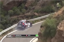 रेस के दौरान खाई में जाने से बाल बाल बची कार, देखने वाले ने कहा- मैं तो हार्ट अटैक से ही मर जाता