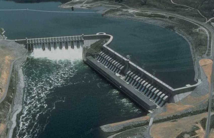 उत्तरी सिंधु नदी कास्केड में चीन के सहयोग से बनने वाले पांच बांध 22,000 मेगावाट तक बिजली पैदा कर सकते हैं, जो बिजली की कमी से जूझ रहे पाकिस्तान के लिए किसी वरदान से कम नहीं होगा, लेकिन ये बांध गाद के बहाव को रोक देंगे, जो निचले इलाकों में कृषि की जीवन रेखा है।