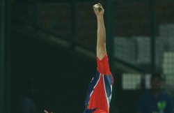 वीडियो: ‘सुपरमैन स्टाइल’ में कोरे एंडरसन ने कैच लेकर किया दिनेश कार्तिक को आउट