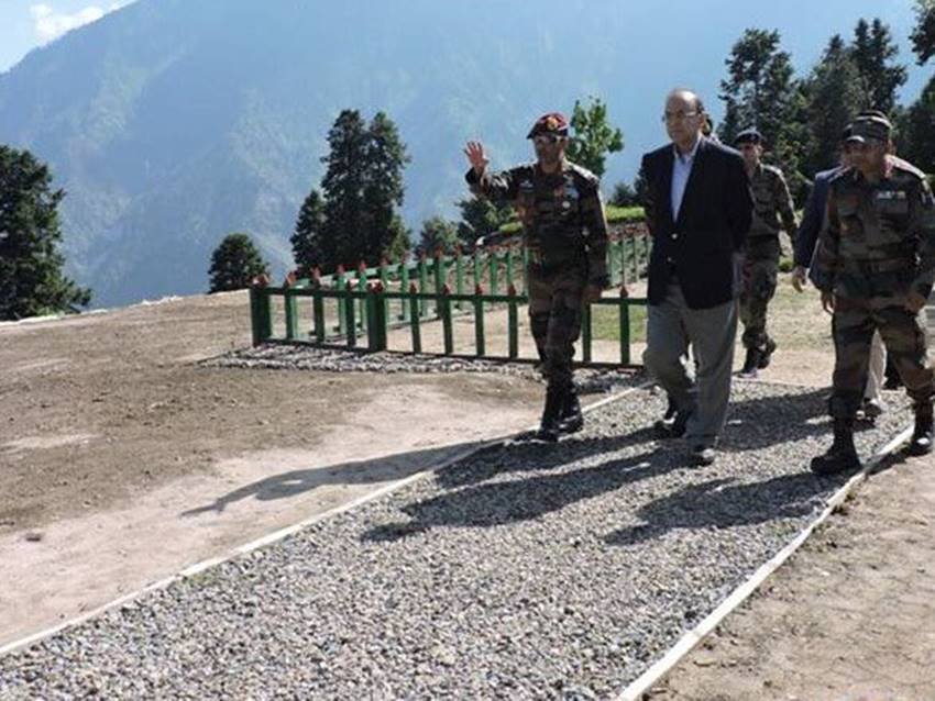 जवानों के साथ घाटी के एलओसी एरिया की सैर करते जेटली।