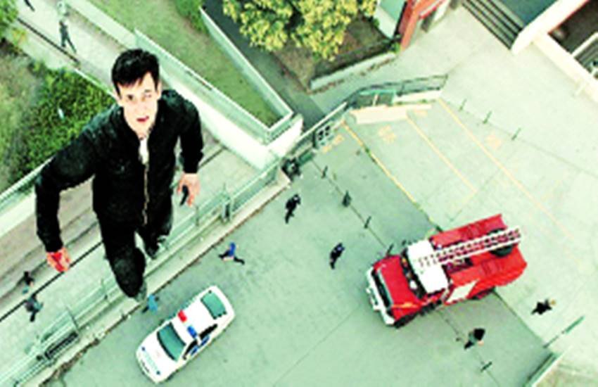 आर्यन दाशनी को सीरिया से अवैध रूप से सीमा पार करते समय गोली लगती है। आर्यन दाशनी को सीरिया से अवैध रूप से सीमा पार करते समय गोली लगती है।