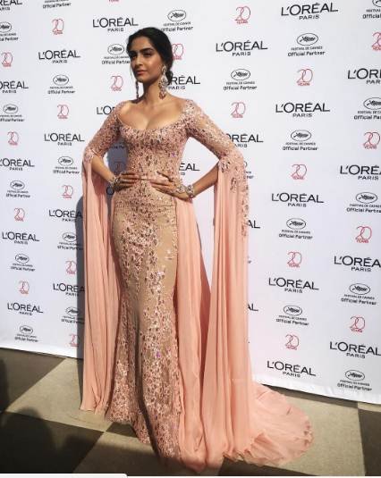 sonam kapoor, cannes 2017, sonam kapoor cannes, sonam kapoor cannes day 6, sonam kapoor red carpet, sonam at cannes, sonam kapoor cannes photo, sonam kapoor red carpet cannes, sonam kapoor news, sonam kapoor latest updates, entertainment news,