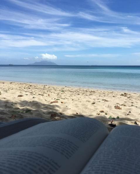 लगता है श्रद्धा छुट्टियों का यह समय किताबें पढ़ने में लगा रही हैंं।