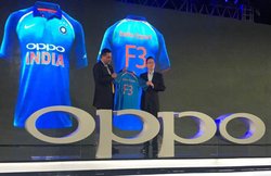 चीनी मोबाइल कंपनी Oppo बनी भारतीय क्रिकेट टीम की जर्सी की नई स्‍पांसर, ट्विटर पर शुरू हुआ विरोध