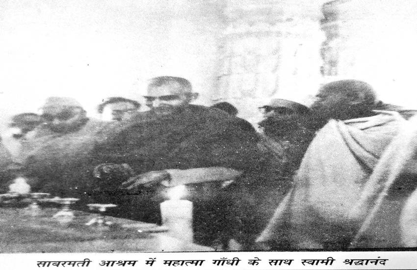 महात्मा गांधी और सीमांत गांधी।